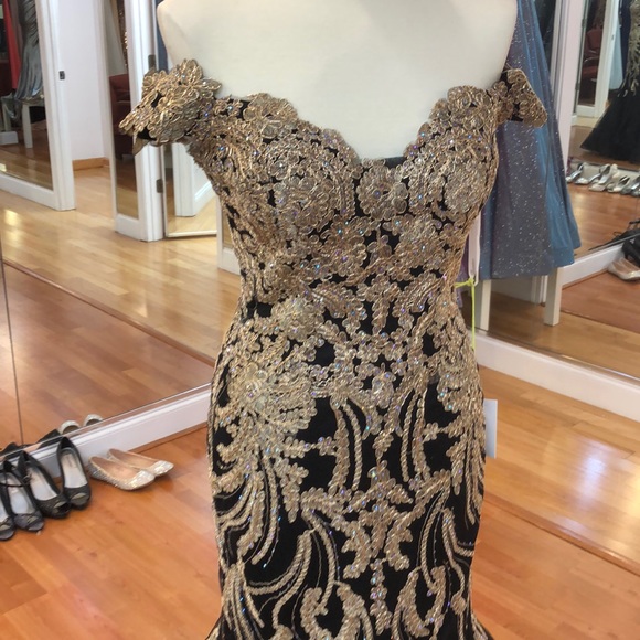 ⭐️SOLD⭐️ Black prom dress with gold stitch - Picture 2 of 8